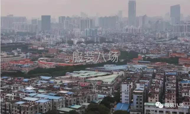 低矮的平房，被高樓環繞，與四周的景象格格不入。