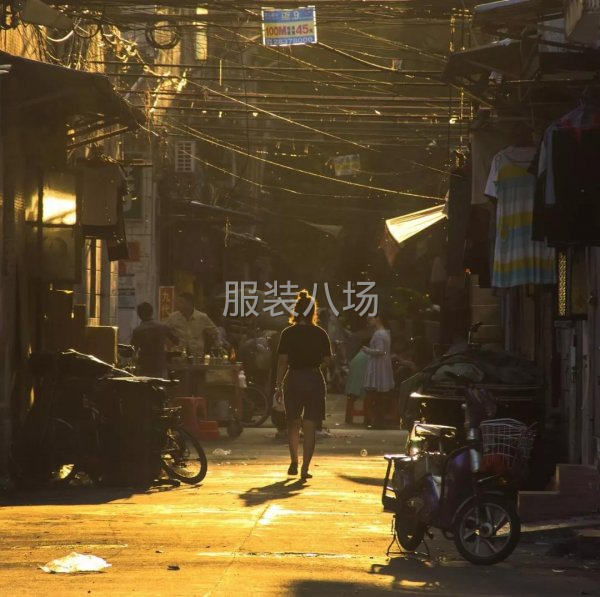 黃昏，城中村女孩背影