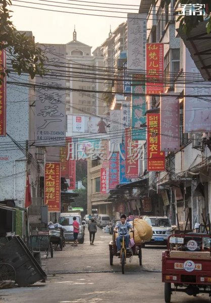 楼房外挂着各式各样的工厂招牌 楼房外挂着各式各样的工厂招牌
