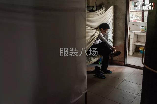 上午九点,刚起床的男工。他们经常加班到深夜,晚上一、两点钟才能睡下。 上午九点,刚起床的男工。他们经常加班到深夜,晚上一、两点钟才能睡下。