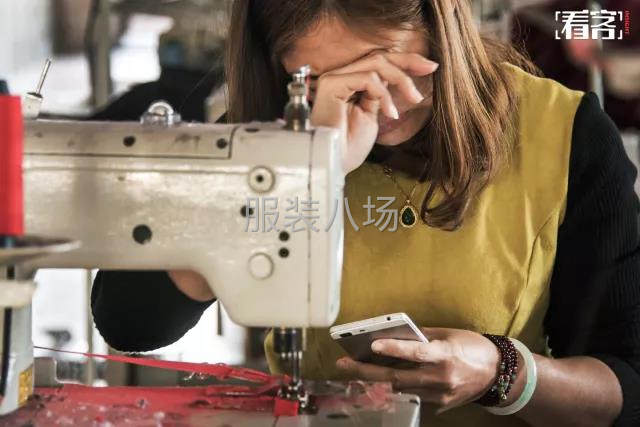 一位女工跟家人通完电话,伤心得哭了起来 一位女工跟家人通完电话,伤心得哭了起来