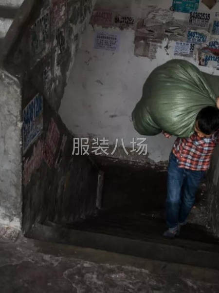 扛着蛇皮袋上楼的工人 扛着蛇皮袋上楼的工人