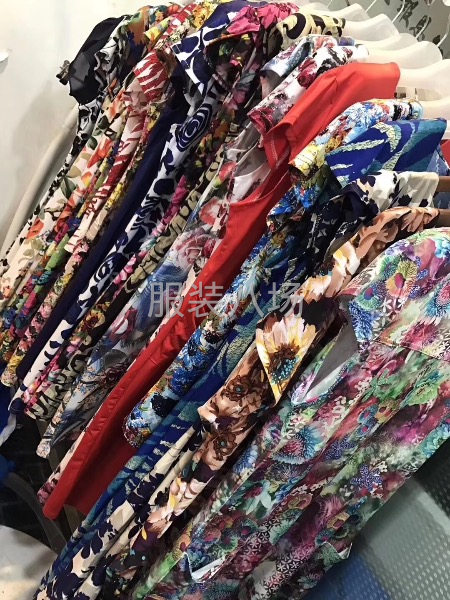 华中服装市场尾货服装货源批发-第4张图片