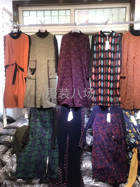 秋冬新品批发各种毛衣羽绒服棉服批发-第4张图片