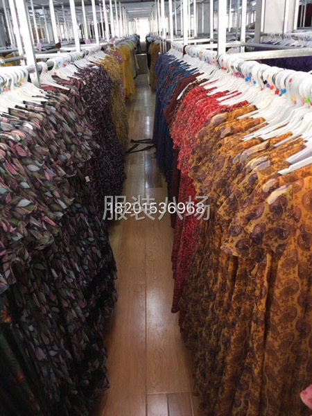 武汉工厂女装货源，新款尾货服装，汉依秀服饰.欢迎加盟，在再批-第4张图片