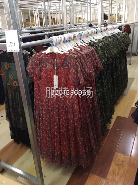 武汉工厂女装货源，新款尾货服装，汉依秀服饰.欢迎加盟，在再批-第5张图片
