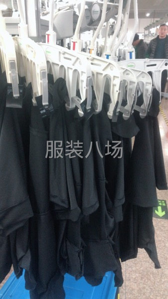 一个组专做针织类衣服，保暖时装夹克都能做有十多个人-第1张图片