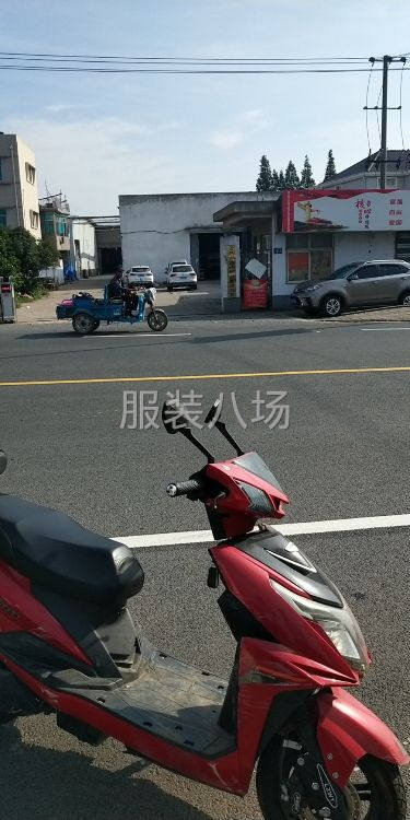 服装求职两三个人-第1张图片
