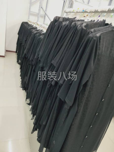 武漢品牌折扣女裝批發(fā)，品牌廠家一手貨源現(xiàn)貨供應(yīng)-第1張圖片