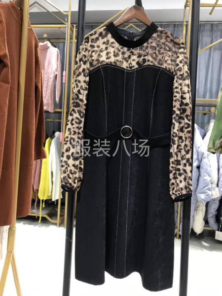 武漢品牌折扣女裝批發(fā)，品牌廠家一手貨源現(xiàn)貨供應(yīng)-第8張圖片