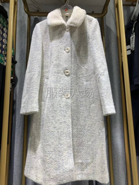 武汉品牌厂家女装批发，新款黄金貂特价供应价格低到没朋友-第3张图片