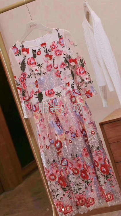 承接品牌，贴牌，白马商场，天猫，高品质连衣裙。-第1张图片