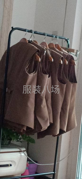 承接各类西服，裤子，衬衫，大衣，双面呢加工，裁片，来料均可。-第1张图片