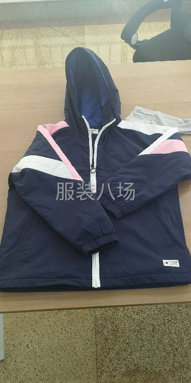 服裝廠誠招平車工開口袋工1名，做后道平車工序，上領(lǐng).上拉鏈，-第1張圖片