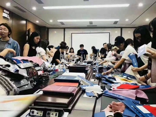 服装设计师-第2张图片