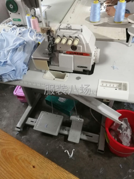 大港村夫妻加工厂承接以针织为主的上衣裤子。-第1张图片