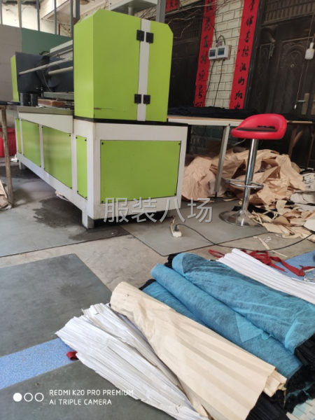 服裝壓折廠，想找一個幫忙放片的師傅生手也可以，操作簡單易上手-第1張圖片