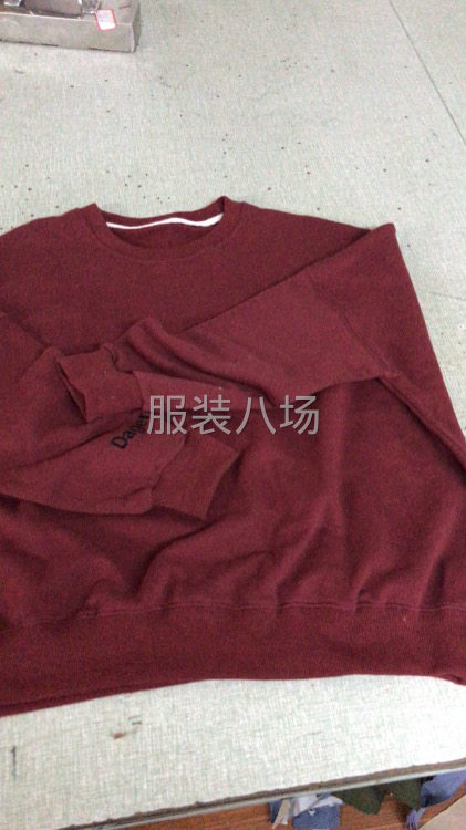 招车位本厂现大量卫衣爆款风衣急招车位8名，厂里配有宿舍有空调-第1张图片