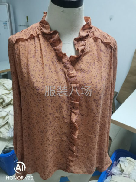 本加工廠專業(yè)生產(chǎn)梭織時(shí)裝！中高檔品質(zhì)！承接公司網(wǎng)店訂單！-第1張圖片