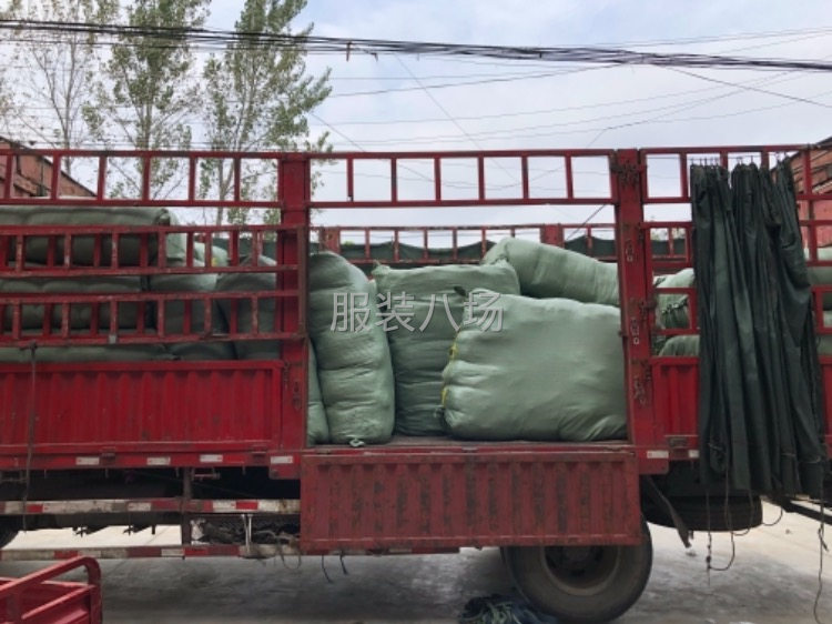 本仓库长期收售服装库存尾货，各类品牌，内销外贸皆可-第1张图片