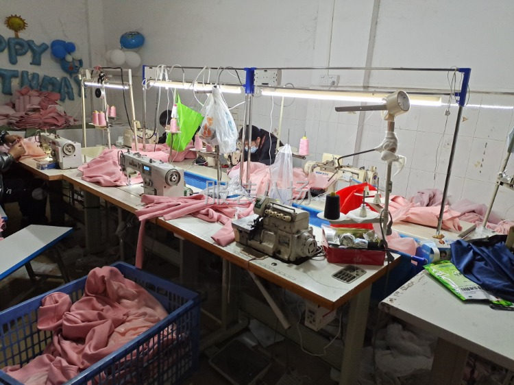 夫妻档加工，接梭织裁片连衣裙衬衣，尼料外套。-第1张图片