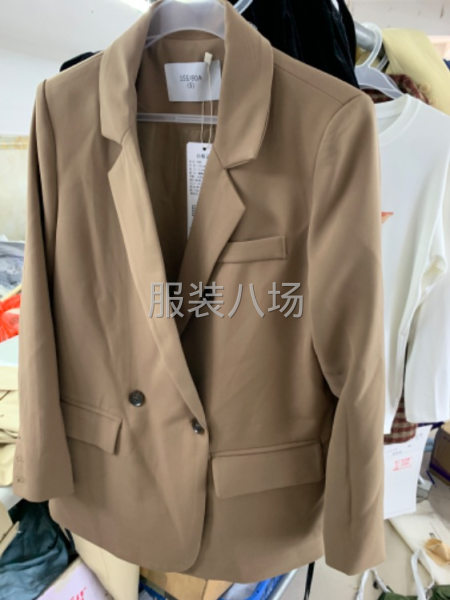 招过年不回家的整件车位，小西服和风衣量大-第1张图片