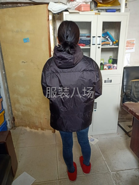 服装厂一次性处理新款羽绒服，给钱就卖，1200多件-第2张图片