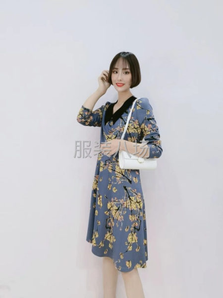 品牌尾货服装批发，四季品牌女装折扣批发-第1张图片