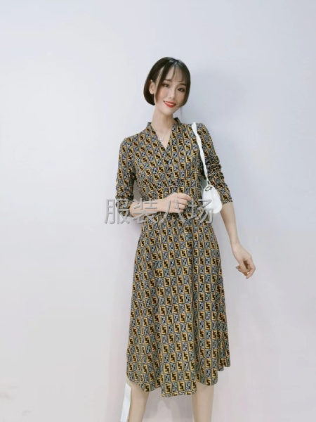 品牌尾货服装批发，四季品牌女装折扣批发-第3张图片