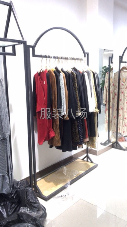 批發(fā)各種女裝  男裝 童裝聯(lián)系方式-第1張圖片