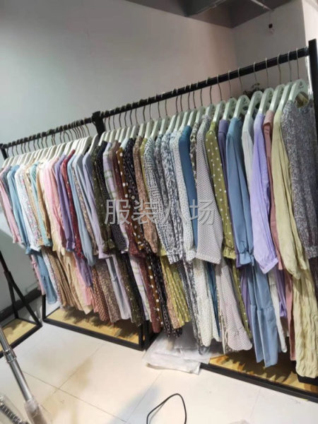 批發(fā)各種女裝  男裝 童裝聯(lián)系方式-第3張圖片