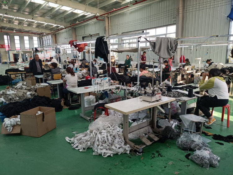 厂里有20多人，擅长做针织童装，衬衣，连衣裙，风衣夹克-第1张图片