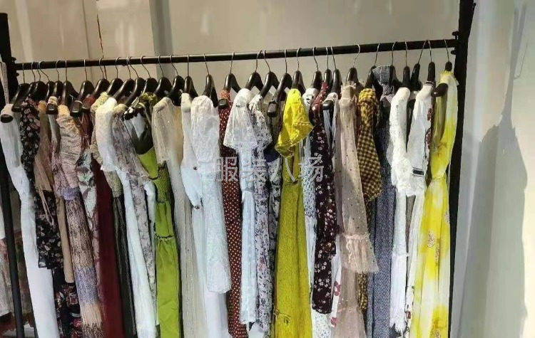 本工厂大量女装，男装，童装潮款批发，零售都可以，价格便宜，-第1张图片