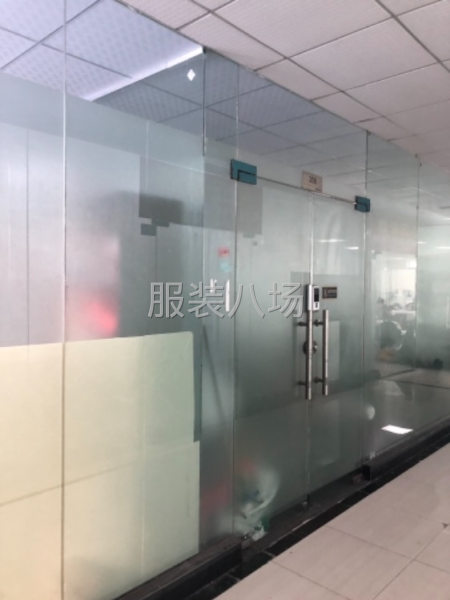 招服装夫妻整件车位-第1张图片