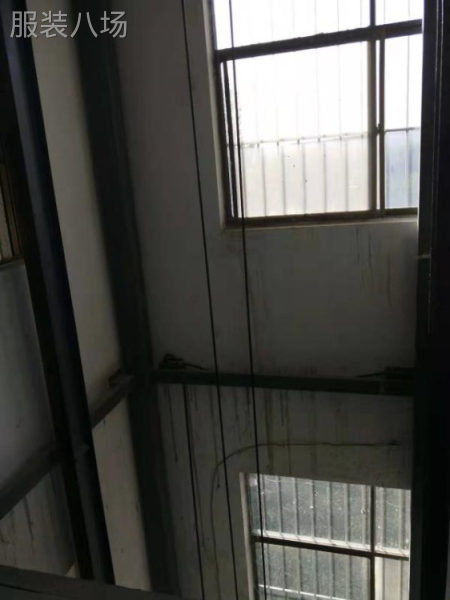 服装加工车间出租在四楼有货电梯双步梯。-第2张图片