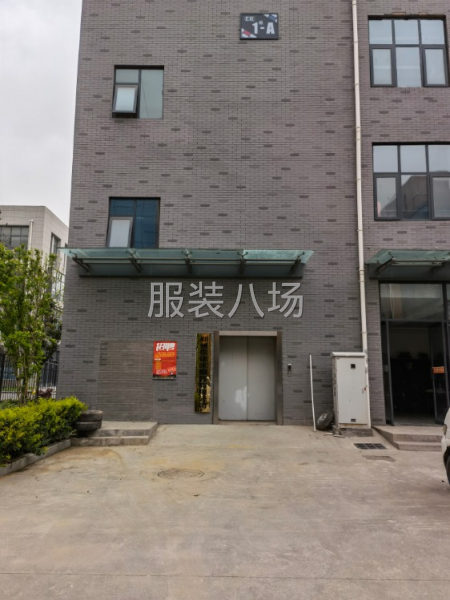 仨依沅服饰招整件车位-第1张图片