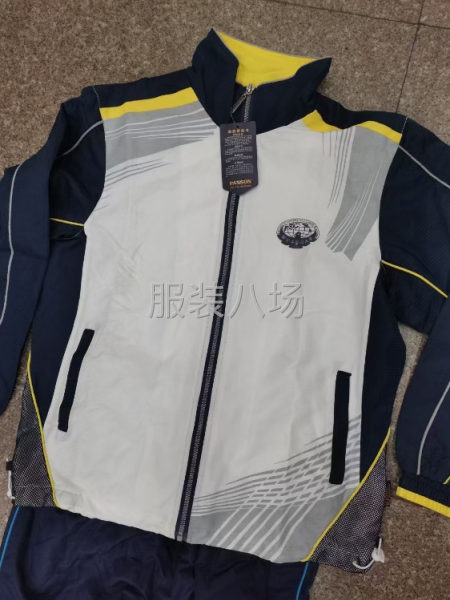 校服20000套带内网 清货便宜-第1张图片