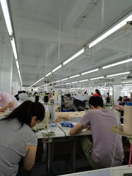 大品牌服裝廠，現招車工，五險一金，包吃住，月休4天，房補兩百-第1張圖片