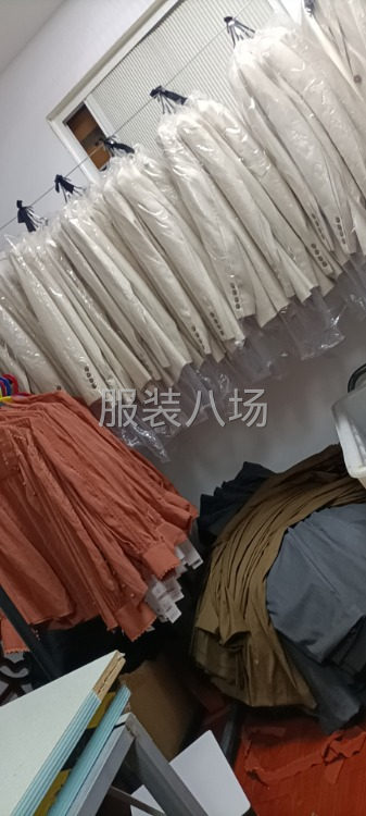 服裝廠招工，整件車工夫妻對(duì)若干，大燙1名，后道，1名，待遇優(yōu)-第1張圖片