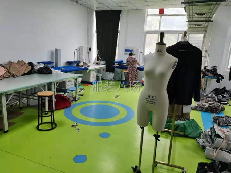 瑜辰服饰招车位-第2张图片
