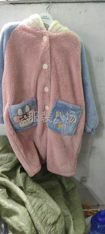 招聘熟練長毛絨童套開胸貼袋車工-第1張圖片