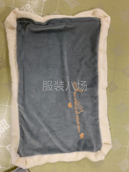 外发羊羔绒枕头-第1张图片