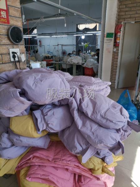 市场羽绒服大量生产中-第1张图片