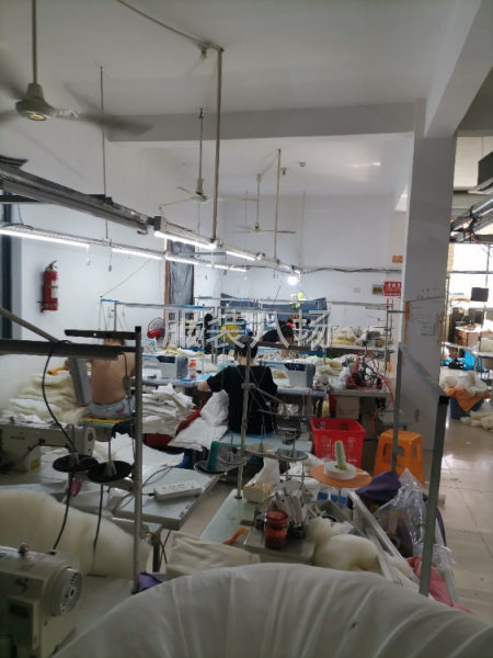 市场羽绒服大量生产中-第3张图片
