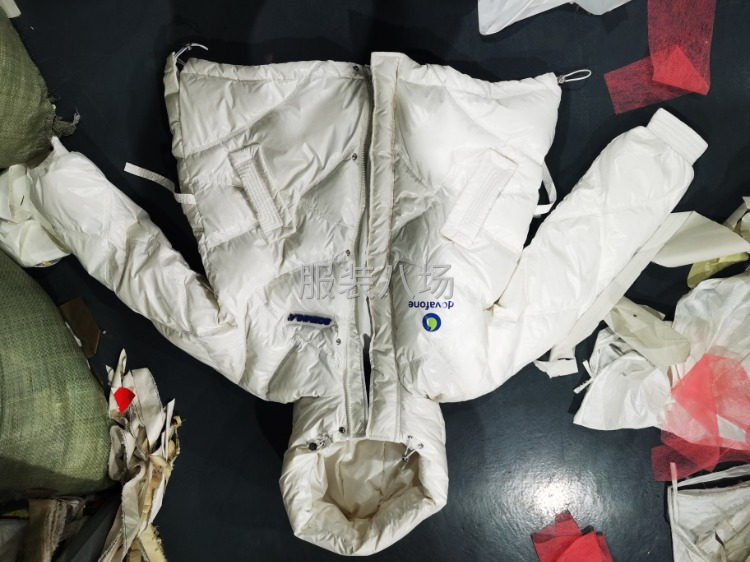 招羽绒服车位-第1张图片