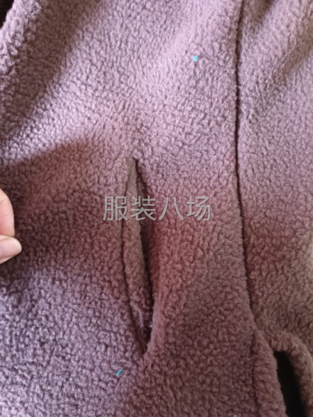 本厂现做拼多多简单款羊羔绒，工价高，货源充足。急招平车工2名-第4张图片