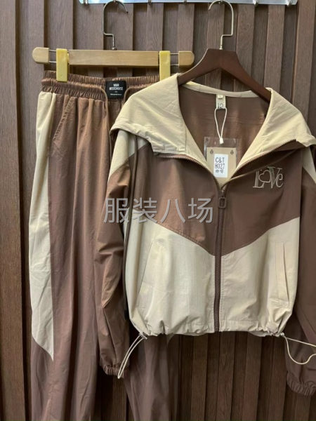 运动服套装-第1张图片