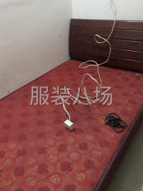 undefined - 服装厂里面所有东西转让，有空调，梦想思床带床垫，铁板床 - 图1