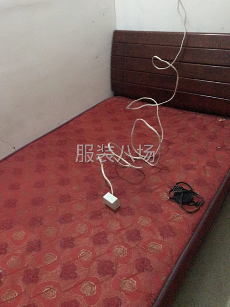 服装厂里面所有东西转让，有空调，梦想思床带床垫，铁板床-第1张图片