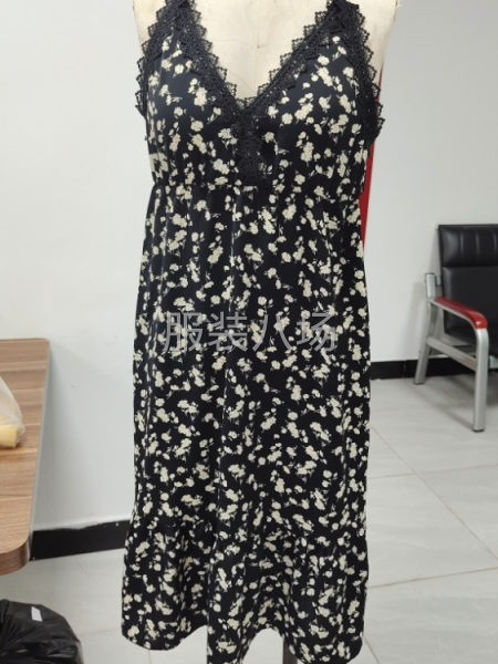 300件女装/连衣裙/衬衫/T恤/西服西裤外发-第1张图片